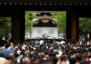 日本民众星期六（8月15日）参拜位于东京的靖国神社，纪念二战结束81周年。 （路透社）