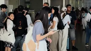在台中車站，民眾在演習期間待在室內模擬避難。