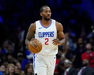 Kawhi Leonard dribbles the ball during a game.