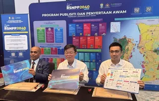 PLANMalaysia director‑general Datuk Alias Rameli, Penang Chief Minister Chow Kon Yeow and local government committee chairman H’ng Mooi Lye with the Draft Penang Structure Plan 2040. — Picture by Opalyn Mok