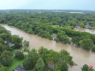 本周早些时候，强风暴袭击美国中西部地区，引发龙卷风、暴雨和山洪。其中，印第安纳州至少有六人因洪灾死亡。 （法新社）