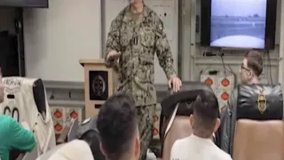 美国中央部司令库珀上将上周六视察“林肯”号航空母舰。（图取自X/@APT__News）