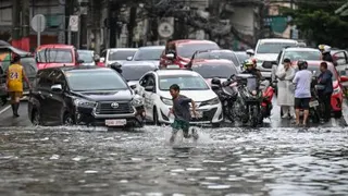 周一，在菲律宾首都马尼拉一条因强降雨而引发积水的街道。（图取自法新社）