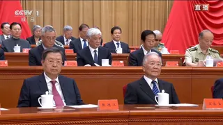 出席大会的退休党和国家领导人，包括中国全国人大常委会前委员长张德江（左）和中国前总理温家宝（右）。（央视直播视频截图）