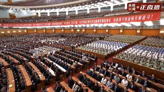 中共17日上午在人民大會堂舉行「紀念江澤民同志誕辰100周年大會」，禮堂二樓眺台...