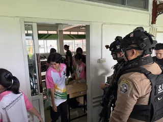 泰国曼谷一间中学周二举行校园枪击演练，警方模拟事件发生后引导学生离开教室，撤往安全区域。（图取自中央社）