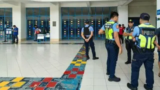 菲律宾警方周二聚集发生枪击事件的三宝颜雅典耀大学。（图取自法新社）