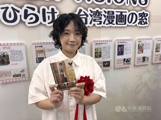 「NEW VISIONS－打開台灣漫畫之窗」18日在淳久堂書店池袋本店揭幕，甫獲第19屆日本國際漫畫賞銀賞的台灣漫畫家南南日為本展操刀主視覺，特別被製作成限定版紙書衣。讀者凡購買文庫版書籍即可獲得，以貼近當地閱讀習慣的方式推廣台灣漫畫。中央社記者戴雅真東京攝　115年8月18日