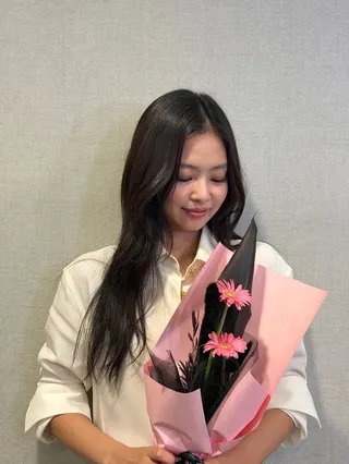 Jennie在粉絲互動平台上發韓文、英文兩個語言的道歉文。（圖／翻攝自Weverse）