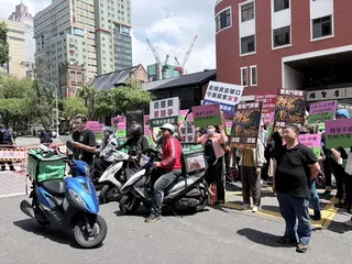 Grab也擬併購Foodpanda台灣業務，引發外送員憂心市場恐走向壟斷。外送員先前包圍公平會，呼籲守住市場競爭與外送員生存權益。   圖：李宣萱／攝