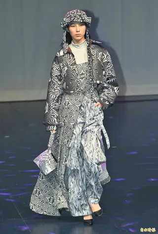 時裝設計靈感發想，皆源自城市生活與日常經驗的點滴汲取，進而轉化成為多元藝術的創作呈現，圖為學生組設計作品。(記者田裕華攝)