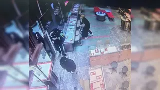 马国警方：嫌犯抢劫云顶珠宝店后 乘坐豪车逃离