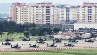 周一，美军UH-60“黑鹰”直升机出现在韩国平泽市汉弗莱斯营地。（图取自韩联社/法新社）
