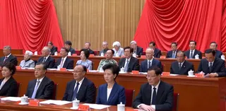 多名已退休的中共政治局前委员，星期一出席纪念江泽民诞辰100周年大会，包括中国前国家副主席李源潮（中间一排左四起）、前副总理孙春兰、中央军委前副主席范长龙、北京市委前书记郭金龙、前副总理刘鹤、中央纪委前副书记杨晓渡、新疆自治区前党委书记陈全国、中央政法委前书记郭声琨。（央视直播视频截图）