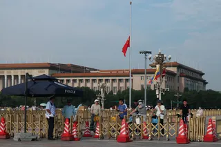 中国国务院原总理朱镕基遗体星期二（8月18日）在北京火化，首都天安门广场等地降半旗志哀。朱镕基上星期三（12日）去世，享年98岁。图为市民在北京人民大会堂外的警岗围栏处等候交通灯转绿。（路透社）