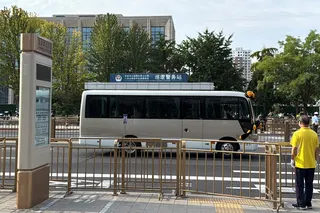 一辆相信载着朱镕基遗体的小型巴士星期二（8月18日）上午往北京八宝山公墓的方向驶去。中国国务院原总理朱镕基上星期三（12日）去世，享年98岁。他的遗体星期二在北京火化。（路透社）