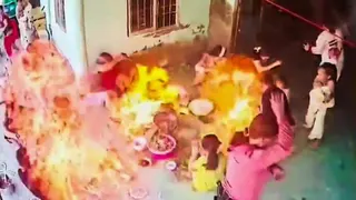 越南一家人吃火锅突遇迷你煤气炉爆炸 两人重度烧伤
