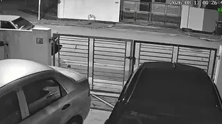 多名居民在社交媒体声称，半夜突然听见猛烈敲门或撞击声，甚至翻查闭路电视（CCTV）也未见任何身影。（网路截图）
