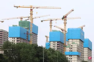 中国房地产市场仍未走出下滑态势，官方数据显示7月新房价格继续下跌，凸显在需求持续疲软的情况下，行业整体仍处于筑底阶段。图为北京一处在建楼盘。 （中新社档案照）