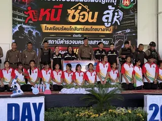泰國曼谷一間中學18日舉行校園槍擊演練，參與演練的警方與師生合影。校方盼透過反覆演練，提升師生面對突發事件的決策及應變能力。中央社記者李宗憲曼谷攝　115年8月18日