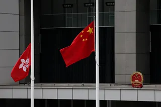 香港特区政府星期二（8月18日）在添马政府总部外降半旗悼念中国国务院原总理朱镕基。朱镕基上星期三（12日）去世，享年98岁。他的遗体星期二在北京火化。（路透社）