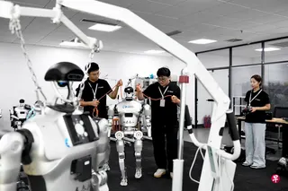 北京大学经济学院教授苏剑受访时解读，7月高技术产业投资及消费额增速持续领跑，成为当前经济主要支撑之一 。图为山东优宝特智能机器人公司的工作人员正在调试机器人。 （新华社）