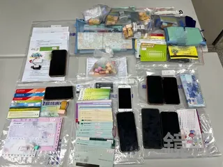 警方查扣電腦主機、USBBOX境外水房連線傳接盒及現金等贓證物。民眾提供