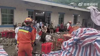 四川宜賓長寧縣一場升學宴18日發生意外，臨時雨棚積水過多造成固定雨棚的女兒牆牆體...