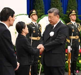 中国前总理朱镕基上周三（8月12日）上午因病在北京逝世，享年98岁。其遗体星期二（18日）在北京八宝山革命公墓火化，中共政治局七常委、国家副主席韩正到场送别，图为中共总书记习近平（右）与朱镕基亲属握手，表示深切慰问。
