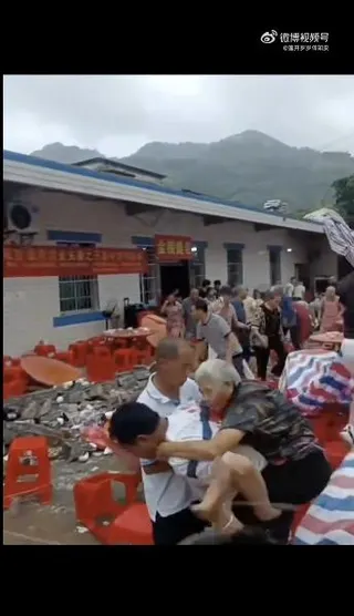 四川宜賓長寧縣一名村民18日在家中院壩舉辦升學宴，臨時搭建的雨棚因積水過多、繩索...