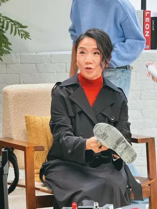 陶晶瑩與丈夫李李仁創立餐飲品牌「辣杯杯」，2024年與股東劉吉仁爆發經營及貨款糾紛，她一度在直播中哽咽談及遭背叛感受。（陶晶瑩臉書）