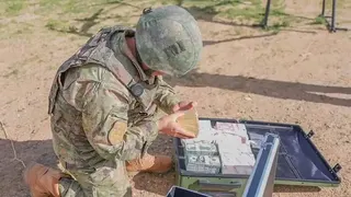 中國解放軍東部戰區日前的演習畫面中出現裝有新台幣的「戰備資金箱」，企圖對台灣民眾施以心理戰。翻攝百度