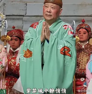 中國知名相聲演員郭德綱因改編「紅歌」歌詞而被人舉報調查。翻攝百度