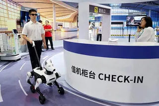 2026世界機器人大會19日在北京揭幕。圖為中國兵器杭州智元研究院進行智能靈動導...