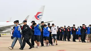 2024年4月13日，在湖北省武漢天河國際機場，涉嫌賭博和詐騙的中國籍嫌疑人在警方的押解下抵達。
