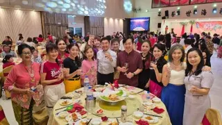 “花月南洋，七夕之夜”晚宴气氛热络，嘉宾与出席者交流甚欢；前排左4起为何晶莉、郑国霖及王星元。