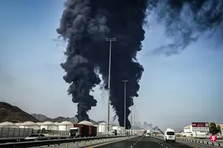 美伊冲突爆发后，阿联酋成为伊朗在海湾地区报复性打击的重点目标。图为海湾富查伊拉酋长国一个能源设施3月14日遇袭，冒出滚滚浓烟。 （法新社）