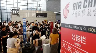2026年8月9日，旅客在上海虹橋國際機場2號航廈等待提取托運行李。