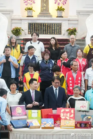 針對總統府國務機要費遭國民黨立委全數刪凍，致使總統府無法向社福團體訂購他們生產的禮盒，總統府祕書長潘孟安今邀集社福團體在總統府召開記者會，呼籲企業及社會大眾採購社福團體生產的禮盒，以行動支持他們。   圖：張良一/攝
