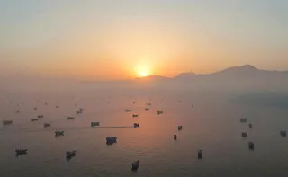 從阿曼穆桑達姆（Musandam）拍攝的無人機畫面顯示，船隻6月15日航行於荷莫...
