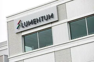 美國光通訊大廠Lumentum表示，共同封裝光學（CPO）scale-up產品將自2027年下半年起量產出貨。（路透）