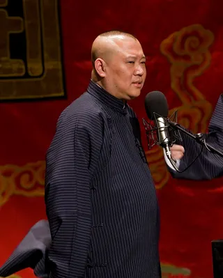 2011年，郭德纲在北京表演相声。这种喜剧艺术形式融合了预先编排好的台词与现场即兴发挥。