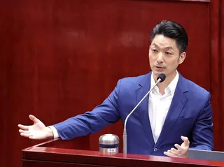 台北市長蔣萬安出席議會專案報告毒油案、虐童、免費午餐等案。(記者曾吉松／攝影)