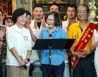 前總統蔡英文（中）20日與民進黨新北市長參選人蘇巧慧（左）前往新北市板橋區深丘福...