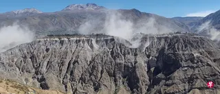 秘鲁南部安第斯山区星期四（8月20日）下午发生强震，引发山区山坡落石，大面积尘土在空中飞扬。 （路透社）