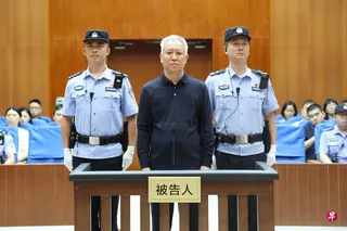 中国法院星期四（8月20日）判处恒大创始人许家印无期徒刑。图为许家印在法院聆听判决。 （央视新闻客户端）