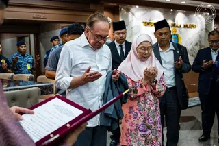 Prime Minister Datuk Seri Anwar Ibrahim and his wife, Datuk Seri Dr Wan Azizah Wan Ismail, join in a doa recital before departing for Brunei earlier today. ANWAR IBRAHIM FB PAGE