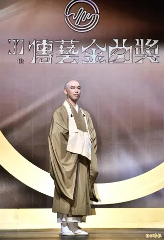 日本僧侶音樂家藥師寺寬邦今日為明晚登場的「第37屆傳藝金曲獎」進行總彩排。(記者陳奕全攝)