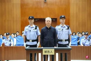 中国广东省深圳市中级人民法院星期四（8月20日）公布的庭审画面显示，曾经纵横中国房地产市场的恒大创办人许家印（前中）满头白发，在法庭中站立聆听宣判。 （路透社）