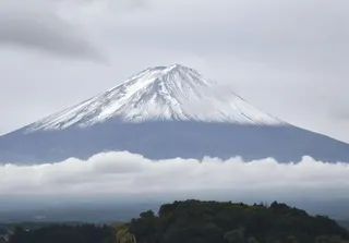 有日本男子20日與家人共爬富士山 （圖），途中體力不支7歲小兒子獨留在高海拔的山路上，引發爭議。（共同社）